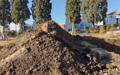EL AYUNTAMIENTO DE ALCALÁ DEL RIO EJECUTA OBRAS JUNTO A LA FOSA COMÚN DEL CEMENTERIO MUNICIPAL